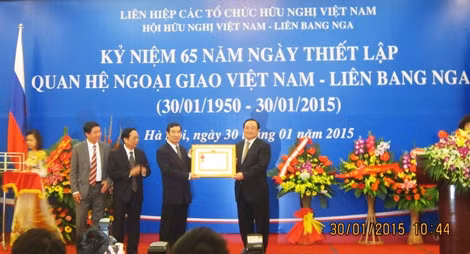 Phó Thủ tướng Hoàng Trung Hải đã thay mặt lãnh đạo Đảng, Nhà nước trao Huân chương Lao động hạng Nhất cho đại diện Hội hữu nghị Việt Nam – LB Nga.