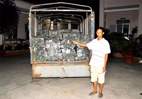 “Phụ xế” Nguyễn Xuân Thái cùng chiếc xe vận chuyển hàng cấm.