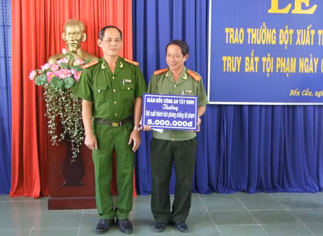 Đại tá Lý Hồng Sinh, Phó Giám đốc CA Tây Ninh trao thưởng cho CA bến Cau.