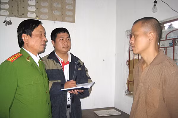 Đặng Văn Thế (ngoài cùng bên phải) khi còn ở phòng biệt giam, Trại tạm giam Công an tỉnh Nghệ An.