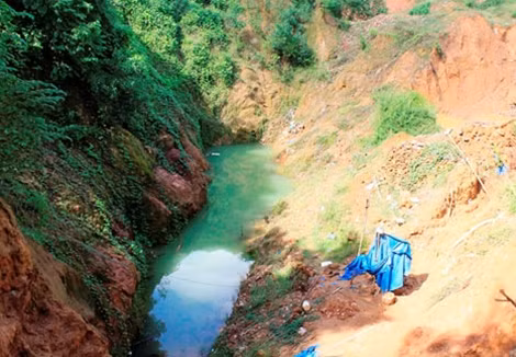 Những hố đất sâu do đào bới để khai thác vàng trái phép tại khu vực hố Bông.