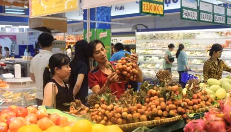 Vải thiều bán tại siêu thị.