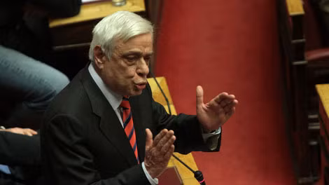 Ứng viên P. Pavlopoulos trình bày cương lĩnh tranh cử trước các nghị sĩ quốc hội.