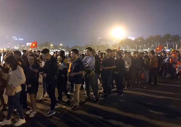 Hàng dài người hâm mộ xếp hàng chờ vào sân Mỹ Đình theo dõi trận đấu.