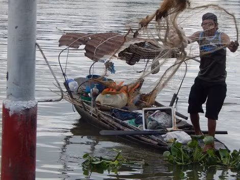 Công việc mưu sinh của người dân xóm chài âm thầm đi qua mùa xuân.
