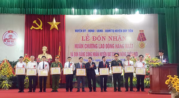 Các tập thể, cá nhân huyện Duy Tiên đạt thành tích xuất sắc đón nhận Bằng khen của Chủ tịch UBND tỉnh Hà Nam