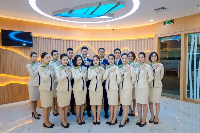 Đội ngũ nhân viên chuyên nghiệp, hiếu khách của Bamboo Airaways tại Phòng chờ hạng Thương gia hứa hẹn đem tới cho khách hàng những trải nghiệm hài lòng nhất