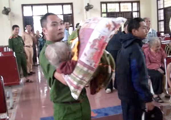 Các chiến sỹ công an đang khẩn trương di dời dân đến nơi an toàn