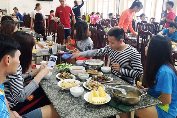 Bữa ăn của vận động viên tại Trung tâm Huấn luyện thể thao quốc gia Hà Nội.