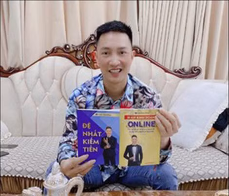 Cuốn sách với nhiều “tâm huyết” được Huấn quảng cáo.