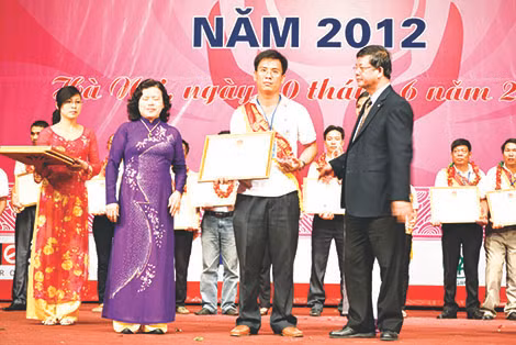 Thiếu tá Nguyễn Văn Lâm nhận Bằng khen tại Lễ tôn vinh những người hiến máu tình nguyện tiêu biểu Việt Nam.