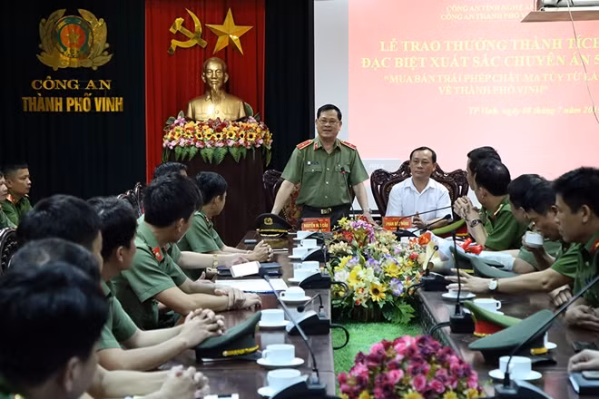 Thiếu tướng Nguyễn Hữu Cầu, Ủy viên BTV Tỉnh ủy, Giám đốc Công an tỉnh Nghệ An phát biểu chúc mừng Công an Tp.Vinh và các đơn vị phối hợp