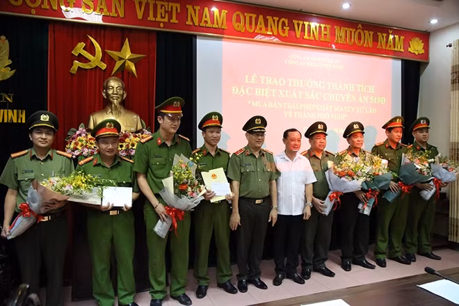 Công an tỉnh Nghệ An và Thành ủy Vinh tặng hoa, trao thưởng cho Công an Tp.Vinh và các đơn vị liên quan