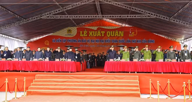 Thường trực Ban Bí thư Trần Quốc Vượng, Bộ trưởng Tô Lâm cùng các đại biểu tham dự Lễ xuất quân, diễn tập.