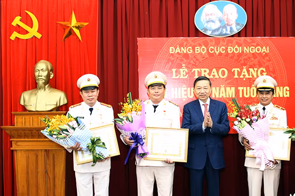 Bộ trưởng Tô Lâm trao Huy hiệu 30 tuổi đảng cho lãnh đạo Cục Đối ngoại