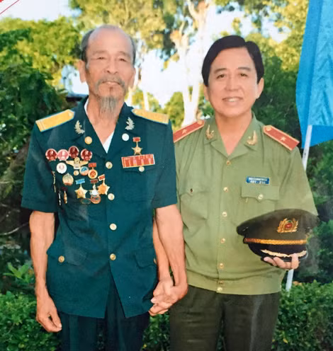 Anh hùng Nguyễn Văn Bảy và Thiếu tướng Nguyễn Minh Thuấn (khi đang là Giám đốc Công an tỉnh Đồng Tháp) trong một dịp gặp gỡ. Anh hùng Nguyễn Văn Bảy và Thiếu tướng Nguyễn Minh Thuấn (khi đang là Giám đốc Công an tỉnh Đồng Tháp) trong một dịp gặp gỡ.