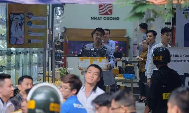 Hình ảnh lực lượng Công an khám xét các cửa hàng của Nhât Cường vào sáng 9-5.