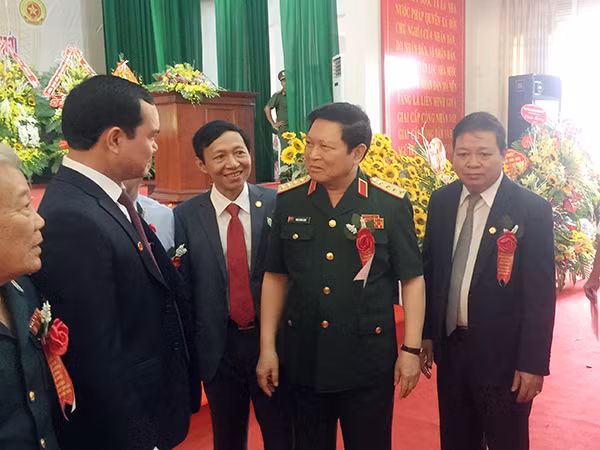 Đại tướng Ngô Xuân Lịch, Uỷ viên Bộ Chính trị, Bộ trưởng Bộ Quốc phòng với các đại biểu tại buổi lễ