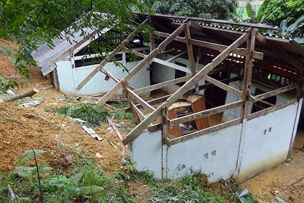 Nhà ông Phương bị đất đá vùi lấp