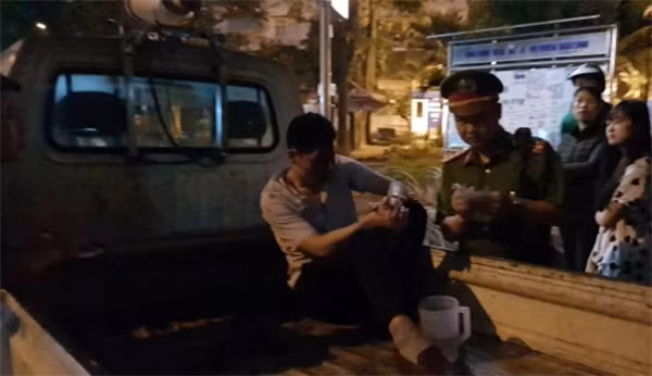 Vũ Hoàng Dương bị Công an và người dân bắt giữ ngay sau khi gây tai nạn Vũ Hoàng Dương bị Công an và người dân bắt giữ ngay sau khi gây tai nạn