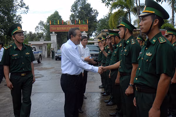 Phó Thủ tướng Thường trực Chính phủ Trương Hòa Bình đến thăm, làm việc với cán bộ, chiến sỹ Đồn Biên phòng Mỹ Thạnh Tây, Bộ chỉ huy BĐBP tỉnh Long An. Ảnh: TTXVN