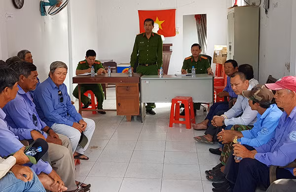 Công an TP Bạc Liêu, tuyên truyền công tác phòng chống tội phạm cho những người hành nghề xe ôm.