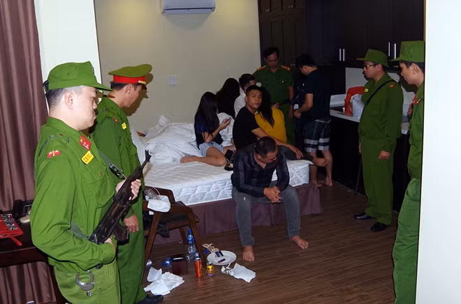 Nhóm thanh niên thuê nhà nghỉ để tụ tập “chơi” ma túy, bị Công an Hà Nam phát hiện, bắt giữ.