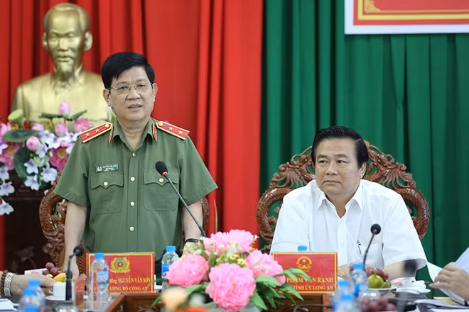 Thứ trưởng Nguyễn Văn Sơn phát biểu chỉ đạo tại buổi làm việc với Công an tỉnh Long An.