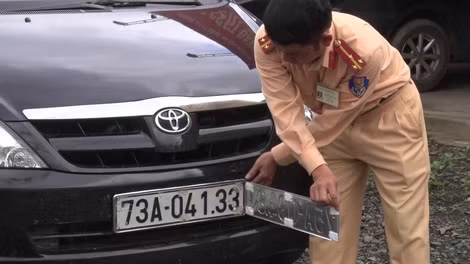 Các đối tượng sử dụng biển số giả để vận chuyển hàng lậu, hàng cấm.