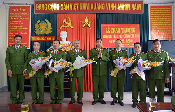 Trao thưởng cho những chiến công xuất sắc của Phòng Cảnh sát Hình sự Công an Nghệ An và các đơn vị