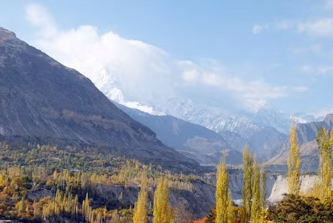 Đỉnh núi Rakaposhi ẩn hiện trong mây buổi sáng. Đỉnh núi Rakaposhi ẩn hiện trong mây buổi sáng.