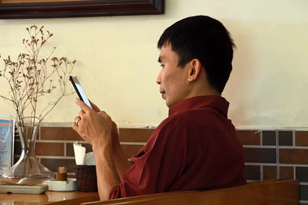 Dường như trận bóng không đủ sức thu hút sự chú ý của các mày râu trong quán.