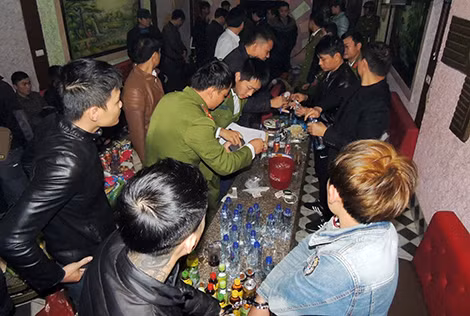 Công an tỉnh Hà Nam bắt quả tang các đối tượng đang tổ chức sử dụng trái phép chất ma túy.