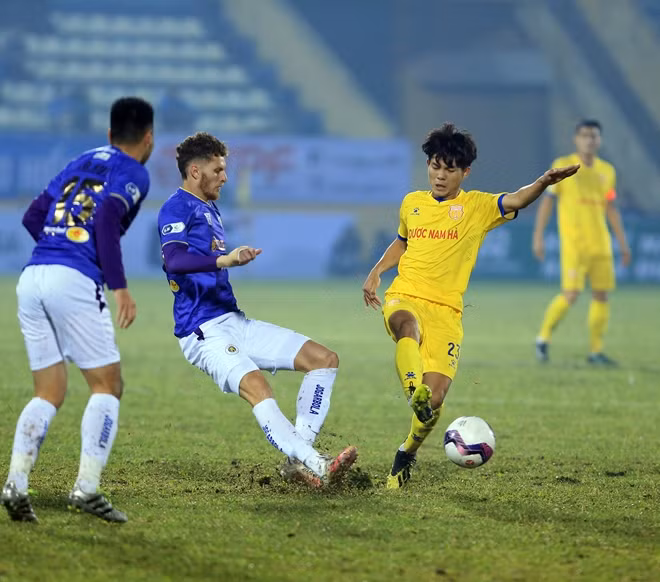 Sân Thiên Trường khiến Hà Nội khốn khổ ở vòng 1 V.League 2021.