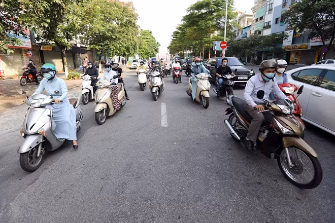 Theo đó, tất cả người dân khi di chuyển qua khu vực chốt sẽ phải có giấy tờ tùy thân, giấy xác nhận đi làm có đóng dấu của cơ quan, đơn vị.