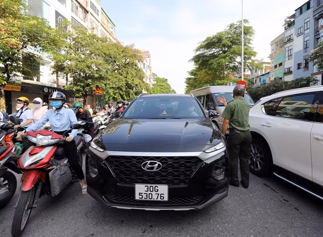 Tại chốt kiểm soát người dân ra đường, các lực lượng CSGT, CSTT, công an phường, công an quận, dân quân tự vệ, cán bộ y tế làm việc hết công suất để kiểm tra.