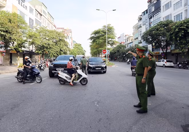 Sáng 28/7, ngày thứ năm Hà Nội thực hiện giãn cách theo Chỉ thị 16 phòng dịch COVID-19, nhiều chốt kiểm soát trong khu vực nội thành tiếp tục được lực lượng chức năng địa bàn thực hiện để kiểm tra người dân ra đường không có lý do.