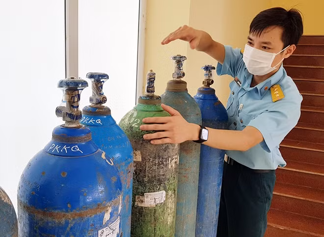 Cán bộ quân y kiểm tra các bình oxy sau khi được vận chuyển nhằm đảm bảo an toàn khi sử dụng.