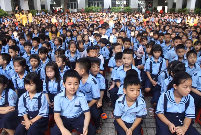 Áp lực sĩ số /lớp học là lý do chính khiến hầu hết các trường đã đạt chuẩn Quốc gia đành phá bỏ chuẩn, để ưu tiên chỗ học cho học sinh.
