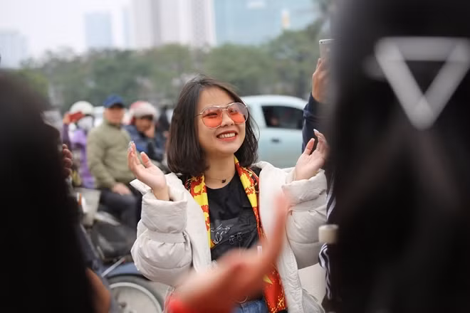 Một nữ CĐV xinh đẹp khoe sắc bên ngoài sân Mỹ Đình.