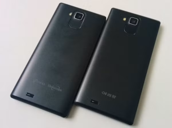 Điện thoại Arirang gốc có màn hình 4.3 inch, chip dual-core Qualcomm Snapdragon S4 chạy ở tần số 1.2GHz, camera 8 megapixel, có khả năng vào “mạng kép” GSM và CDMA. Arirang gốc cũng có thiết kế loa âm thanh nổi 3D, và pin 1.900mAh.