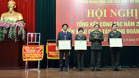 Thiếu tướng Nguyễn Văn Chuyên trao Bằng khen của Tổng cục HC-KT tặng các cá nhân, tập thể có thành tích xuất sắc