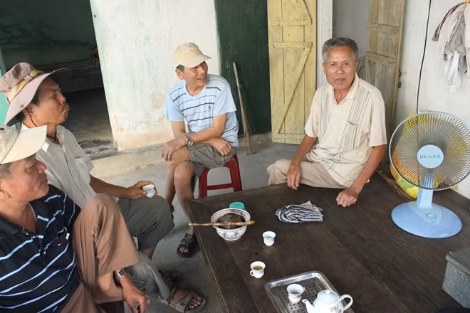 Ông Tiện (ngoài cùng bên phải) kể lại kí ức săn "hung thần".