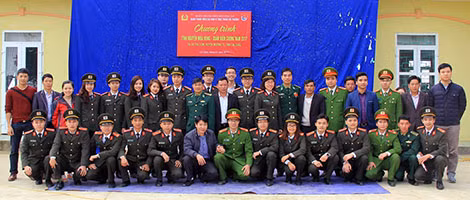 Đoàn tình nguyện chụp ảnh lưu niệm với Đảng ủy, chính quyền và cán bộ chiến sĩ Đồn biên phòng Thu Lũm