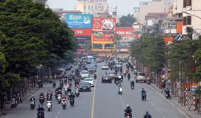 Ngày thứ 9 của thời gian cách ly toàn xã hội theo chỉ đạo của Thủ tướng Chính phủ để chống dịch bệnh COVID-19, đường phố thủ đô Hà Nội đã bắt đầu nhộn nhịp trở lại, người dân ra đường ngày một đông hơn. Hình ảnh được PV CAND ghi lại vào chiều 9/4 trên đường Phạm Ngọc Thạch (Hà Nội).