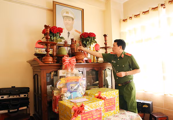 Thứ trưởng Lê Quốc Hùng thắp hương trước anh linh của Thiếu tướng Nguyễn Văn Rốp.