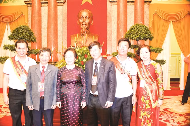 Thiếu tá Nguyễn Văn Lâm nhận quà tặng từ nguyên Phó Chủ tịch nước Nguyễn Thị Doan trong lần ra Hà Nội vào tháng 6-2012.