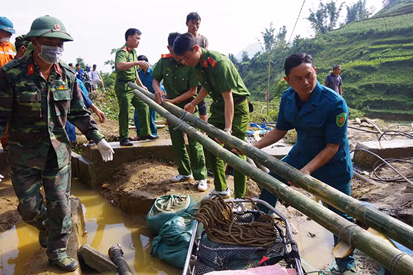 Cảnh sát PCCC và CNCH Công an tỉnh Lào Cai tham gia cứu nạn.