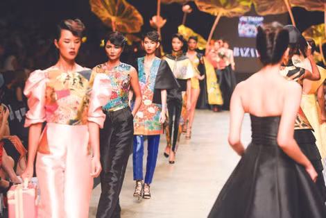 Thời trang Việt có vẻ đẹp và sự hấp dẫn riêng.