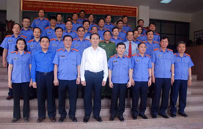 Chủ tịch nước chụp ảnh lưu niệm với các cán bộ Viện KSND tối cao